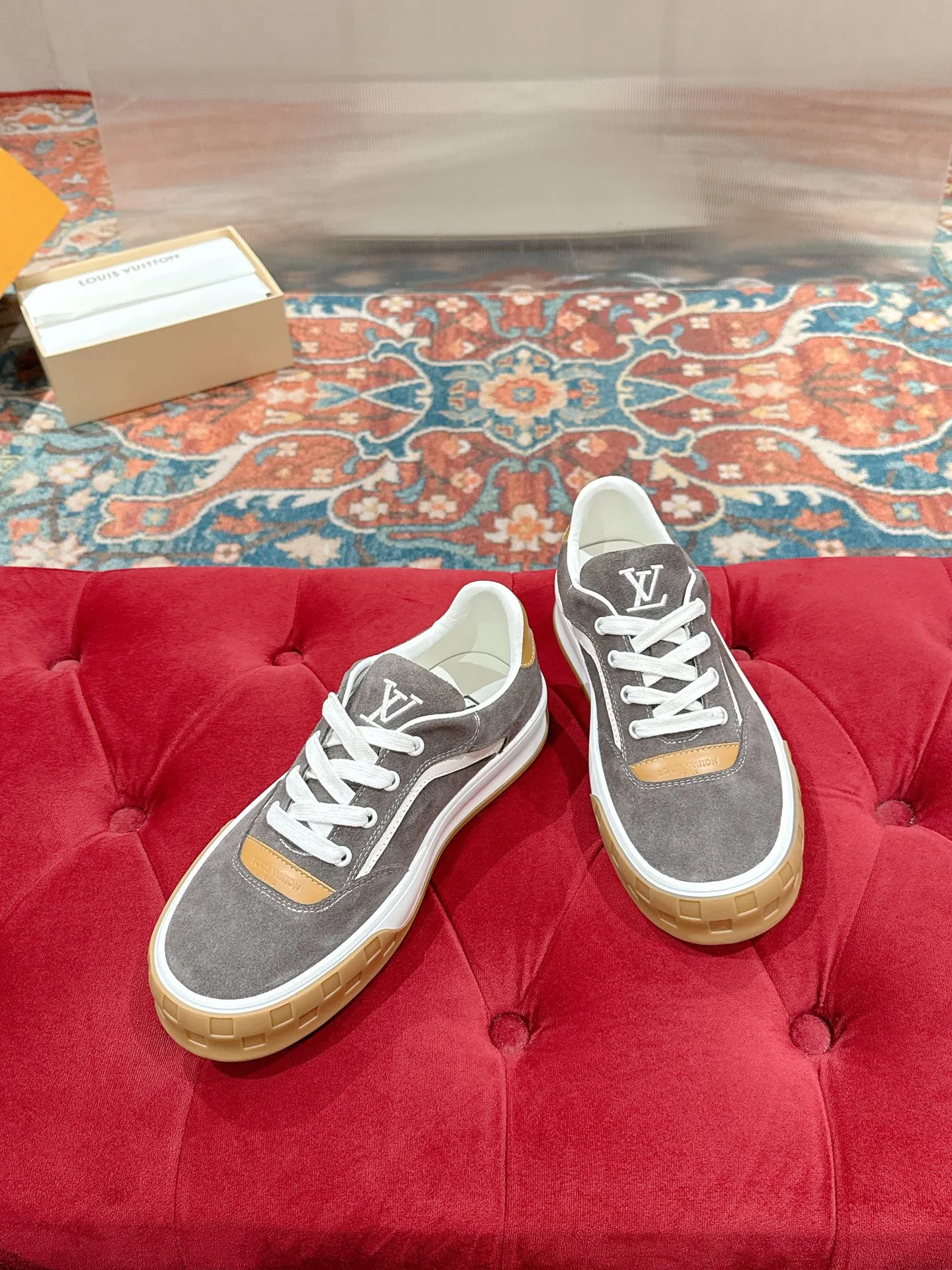 👟👟Ex-factory price 640👟👟 LV men's new tilt sneakers, classic catwalk style, air-glue technology, very comfortable on the feet. Luxurious materials, fine workmanship, European made English letters printed on the midsole, the upper is made of calfskin, the side is decorated with the brand LOGO and signature, the latest latex foot pads ➕ mesh lining, the foot feels super comfortable. Two-color TPU combination outsole. Packing process Goodyear stitched seam fabric: first-layer cowhide, lining: customized silky mesh lining-first-layer silk cowhide lining Bottom thickness: 0.5cm ☑️size: men's 39-44 (45 customized, non-returnable)